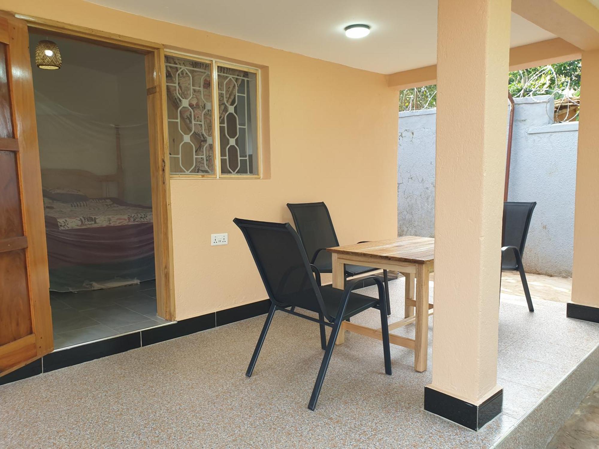 Alison & Dave'S Guesthouse Εντέμπε Εξωτερικό φωτογραφία