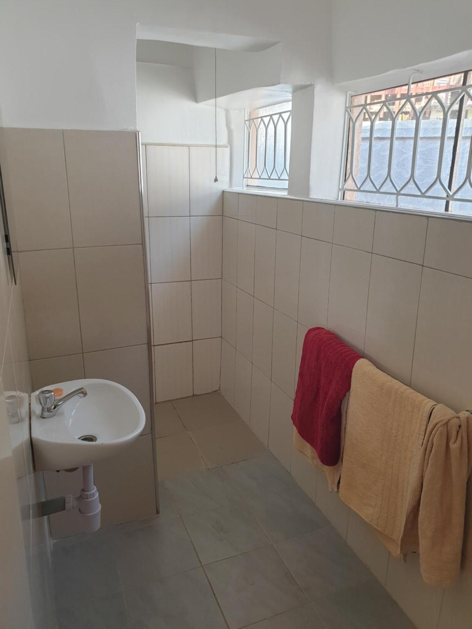 Alison & Dave'S Guesthouse Εντέμπε Εξωτερικό φωτογραφία