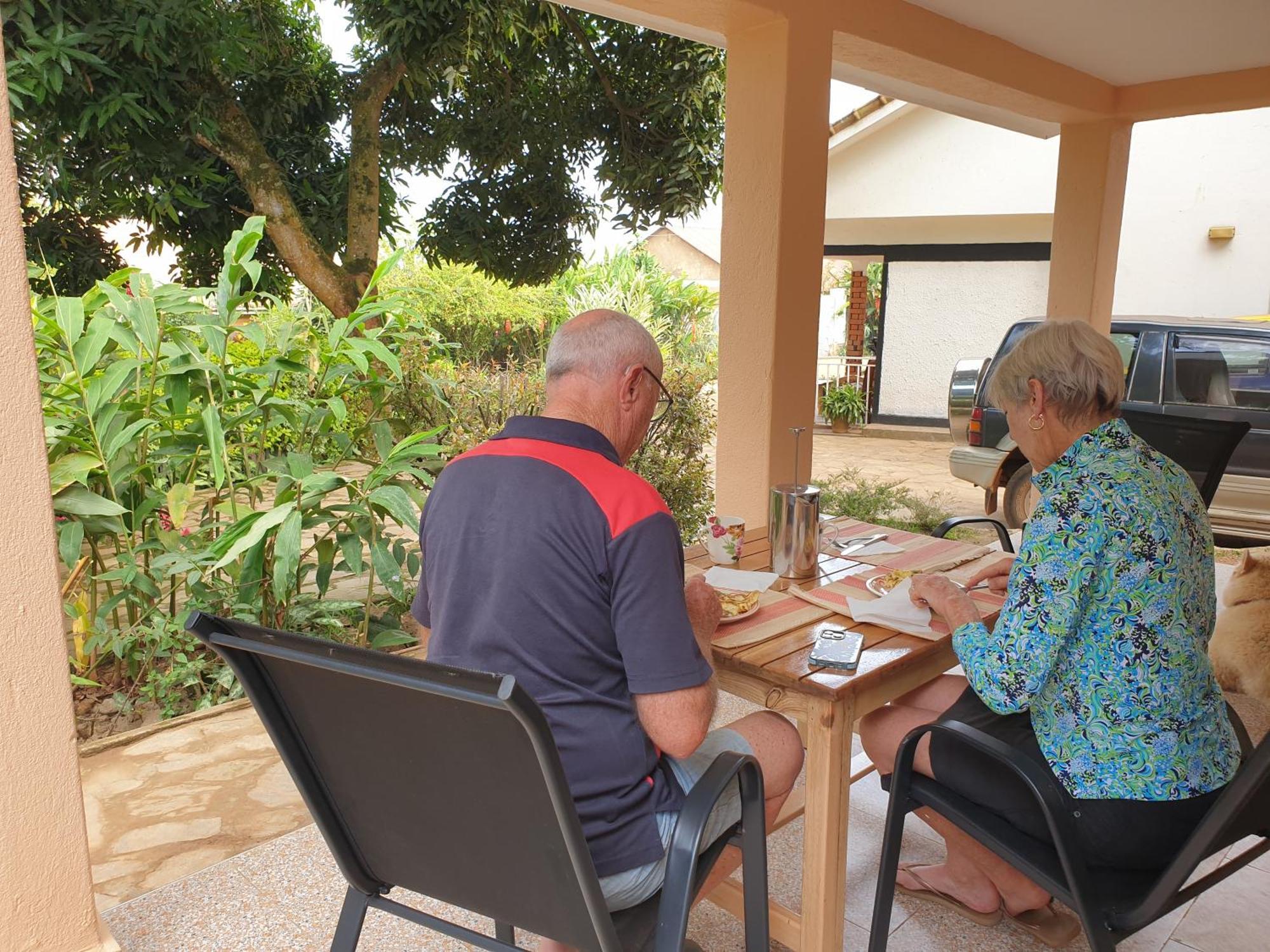 Alison & Dave'S Guesthouse Εντέμπε Εξωτερικό φωτογραφία